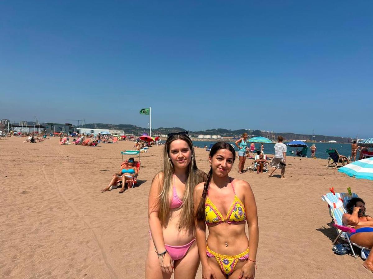 Alejandra Bueno y Eva García en la playa de Poniente