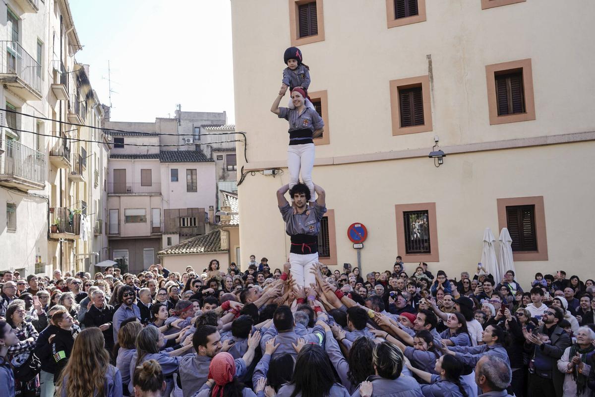 La pujada i baixada del pilar de quatre dels Tirallongues a Manresa