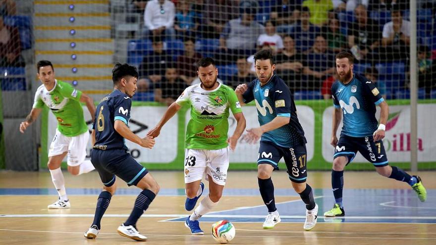 Taffy conduce el balÃ³n en el partido ante el Movistar Inter.