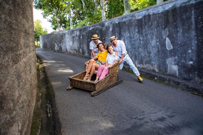 Bajar en cesto las colinas de Funchal (Madeira)