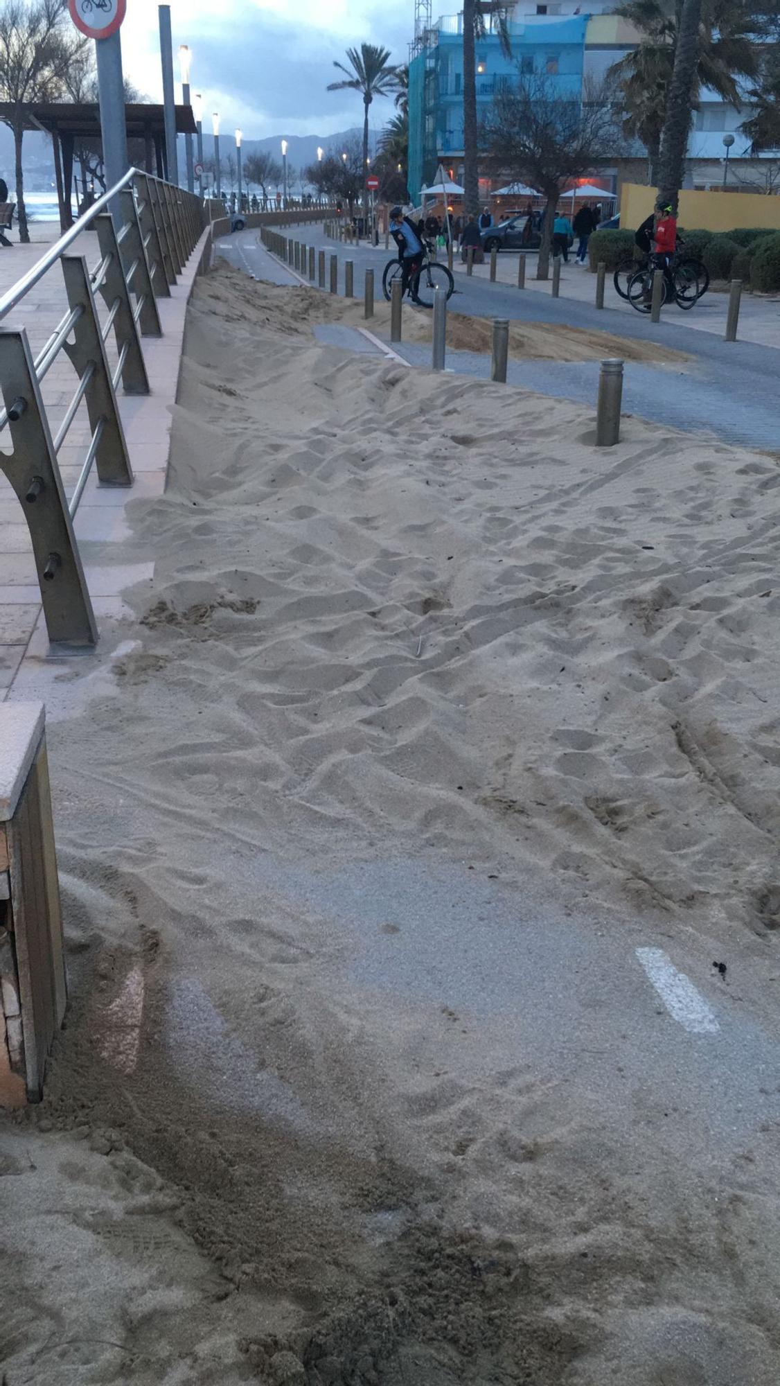 FOTOS| El tiempo en Mallorca: Grandes cantidades de arena invaden la primera línea de Ciudad Jardín, en Palma