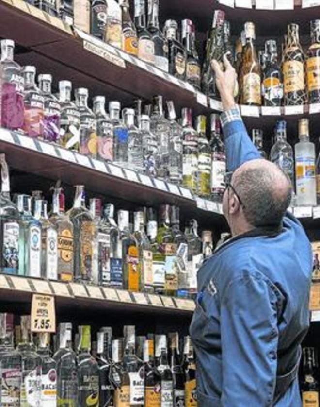 Estanterías de bebidas alcohólicas en un comercio.