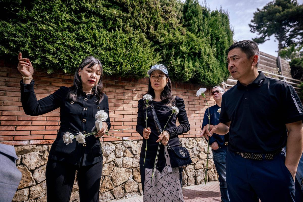 Acto en homenaje a la mujer asesinada en Esplugues con la presencia del padre de la víctima, que ha viajado desde China
