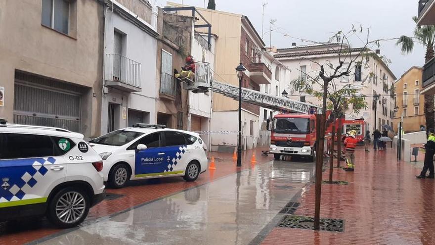 La casa amb la facaçana esfondrada al carrer de la Riera