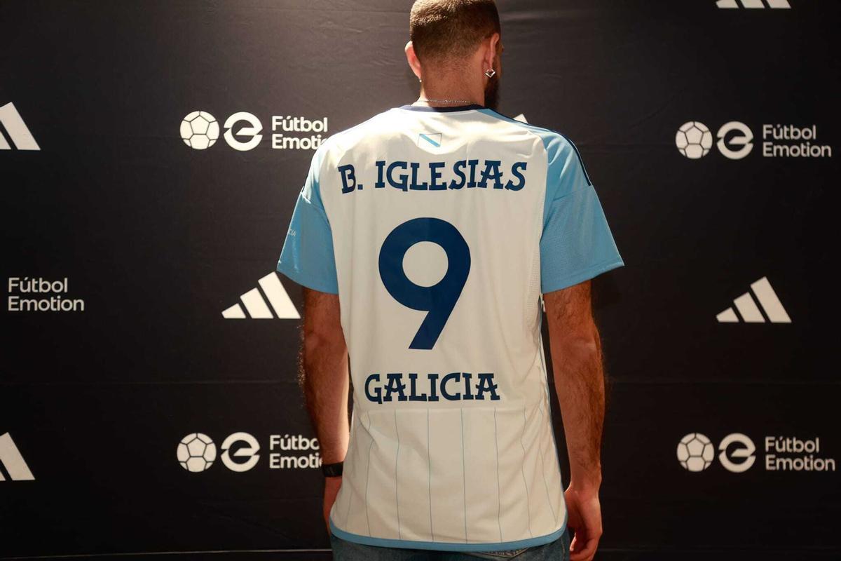 Borja Iglesias luce la nueva camiseta de la selección gallega.