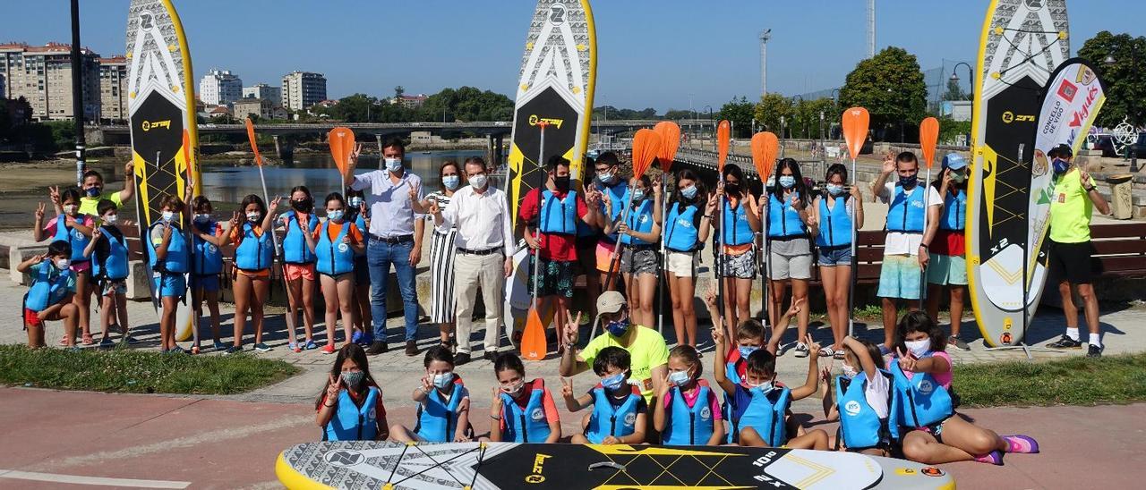 El alcalde, Abel Caballero, junto a los participantes en uno de los campamentos de verano en Vigo del año pasado.