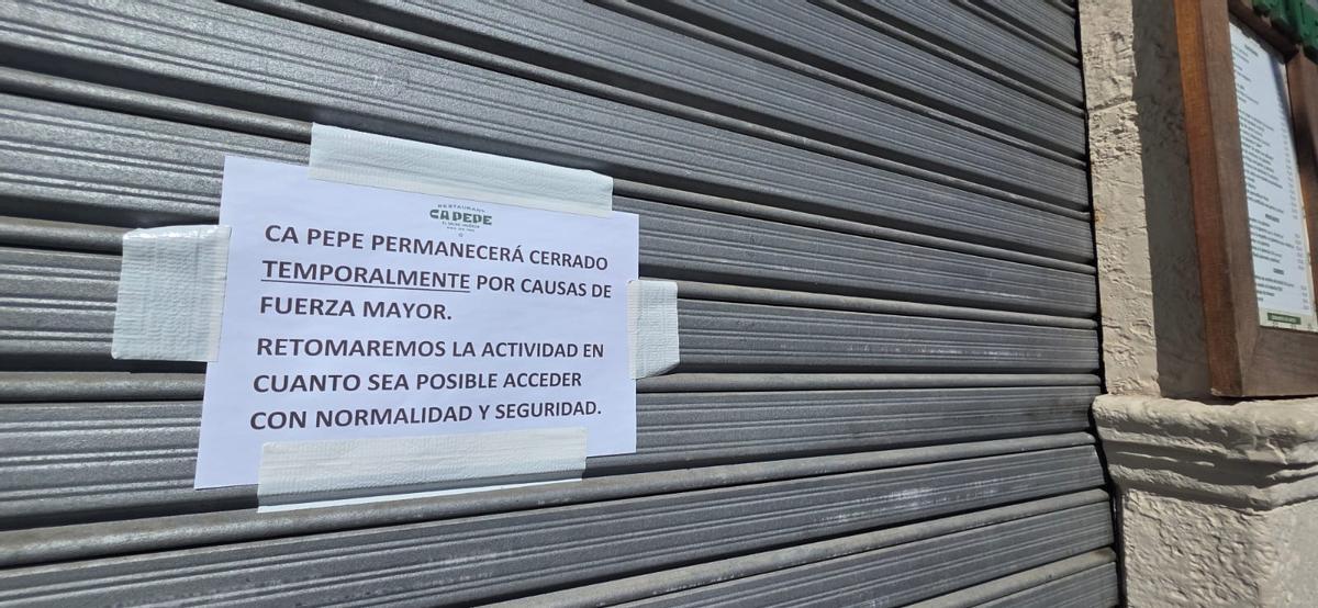 Cartel de cierre en un restaurante del Saler pueblo