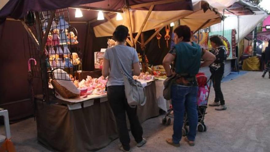 Los productos de artesanía ocupan un lugar destacado en la feria que desde ayer se encuentra instalada en el parque de la Glorieta.