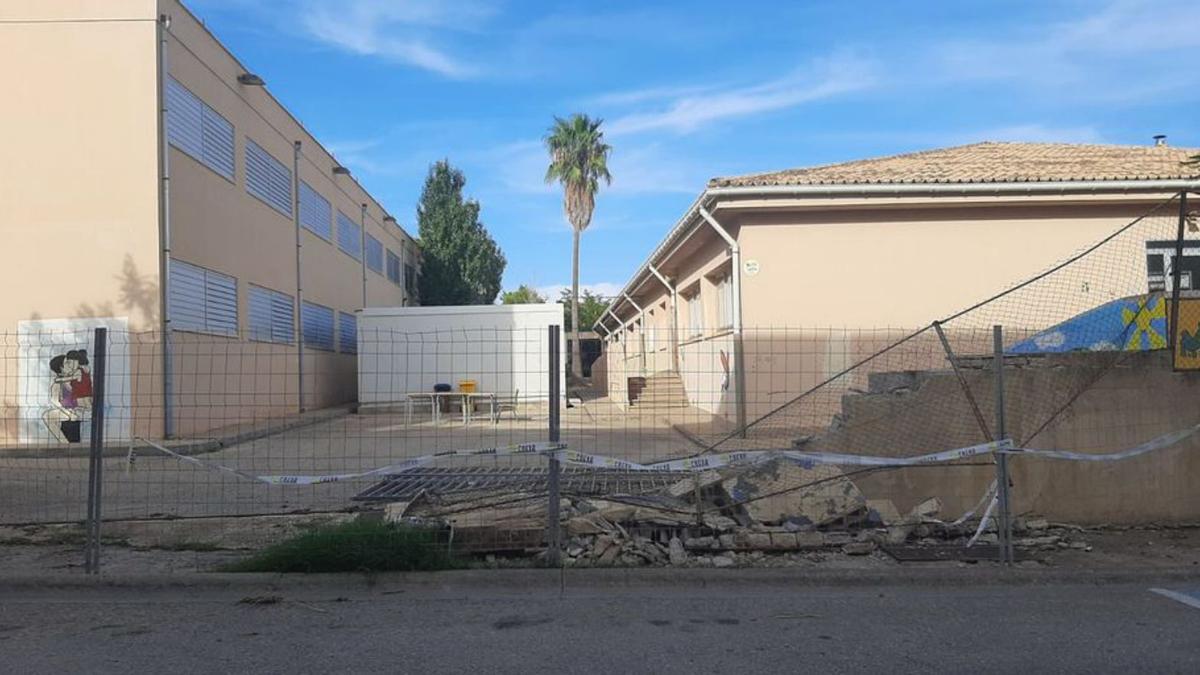 Un muro derribado en el instituto de Artà, ayer. |