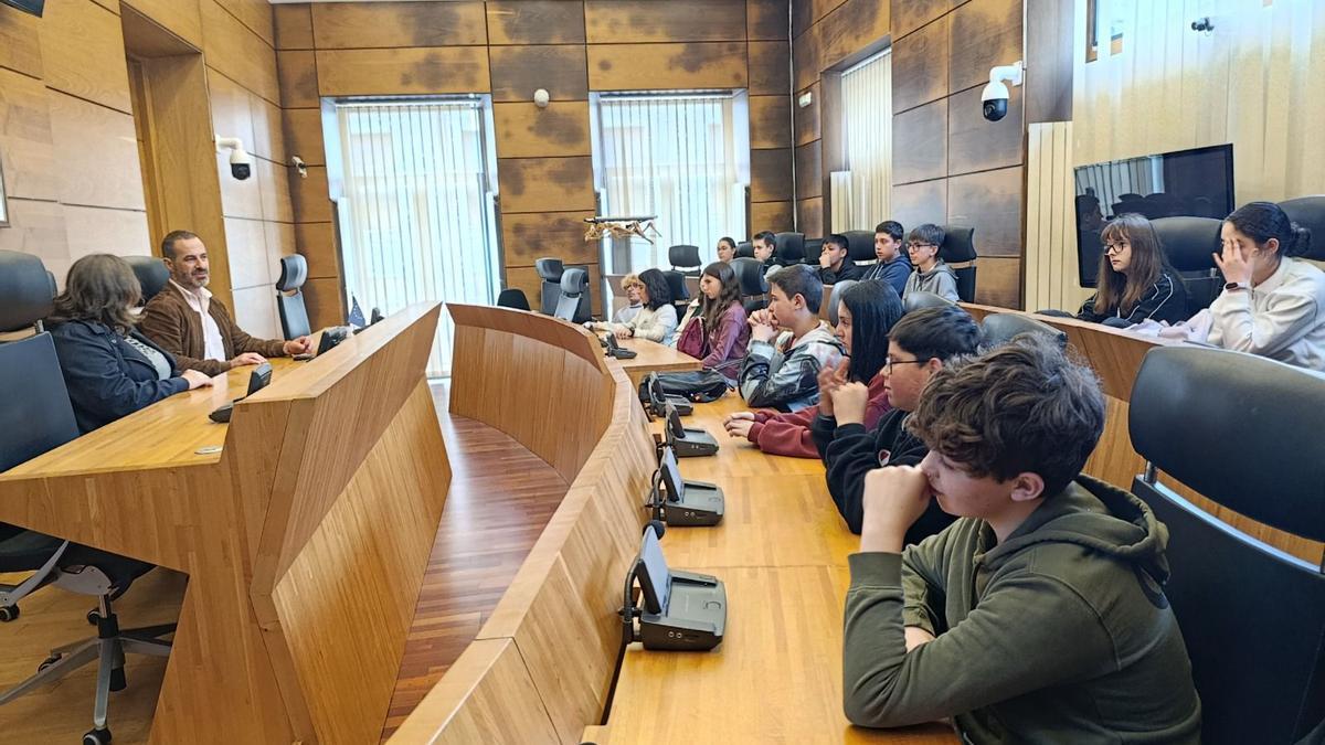 Así fue la visita de los estudiantes de Vegadeo al Ayuntamiento de Siero