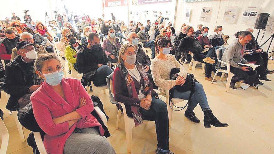 Asistentes a una de las actividades programadas, bajo una carpa.