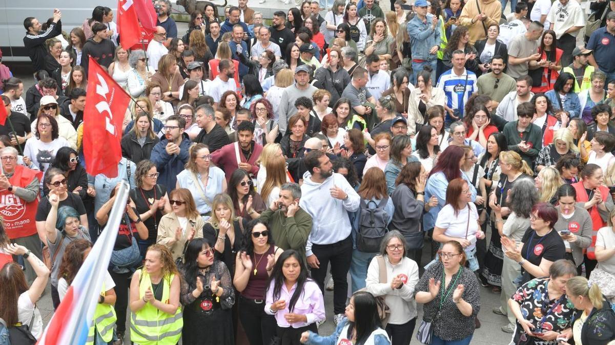 Salida de la manifestación de los trabajadores del comercio de alimentación desde San Agustín.