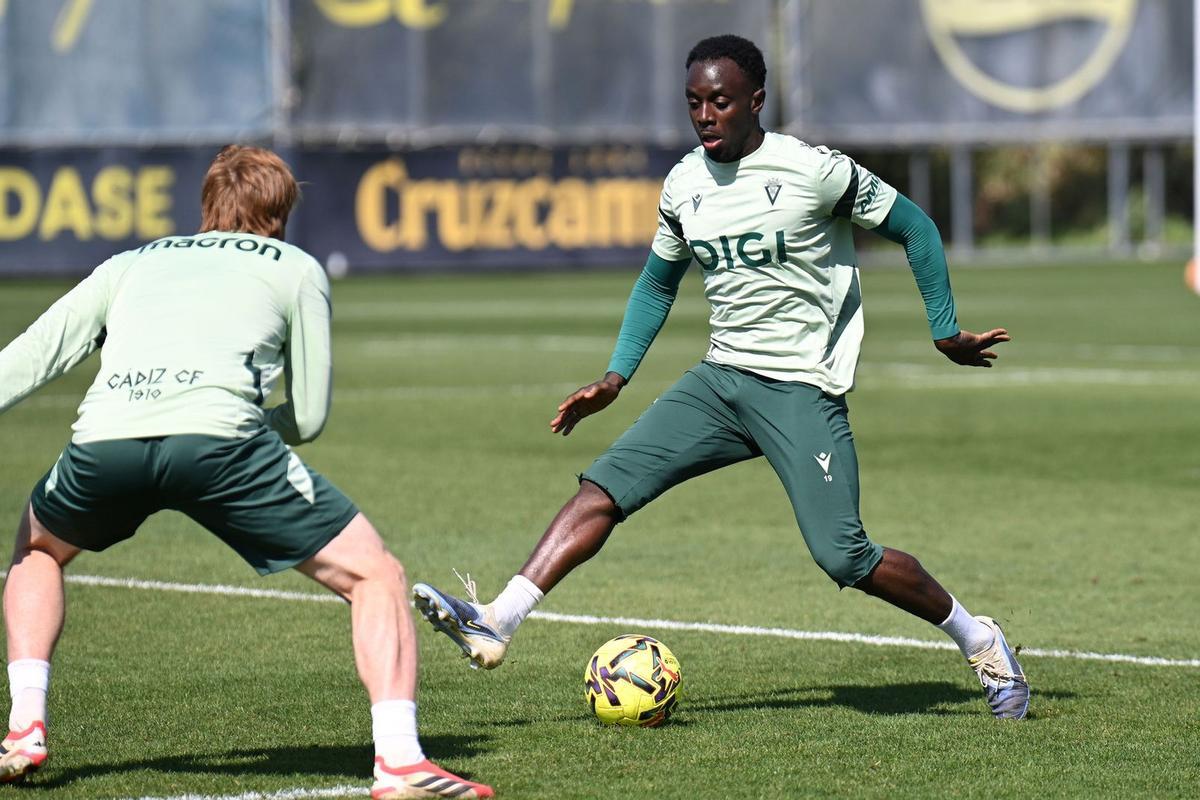 Diarra, durante un entrenamiento del Cádiz de esta temporada.