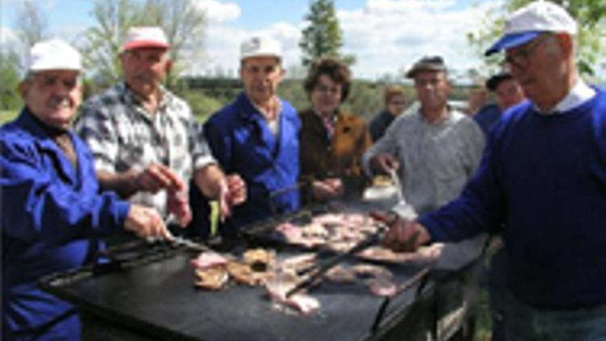 Una matanza popular reúne a 125 mayores de Coria