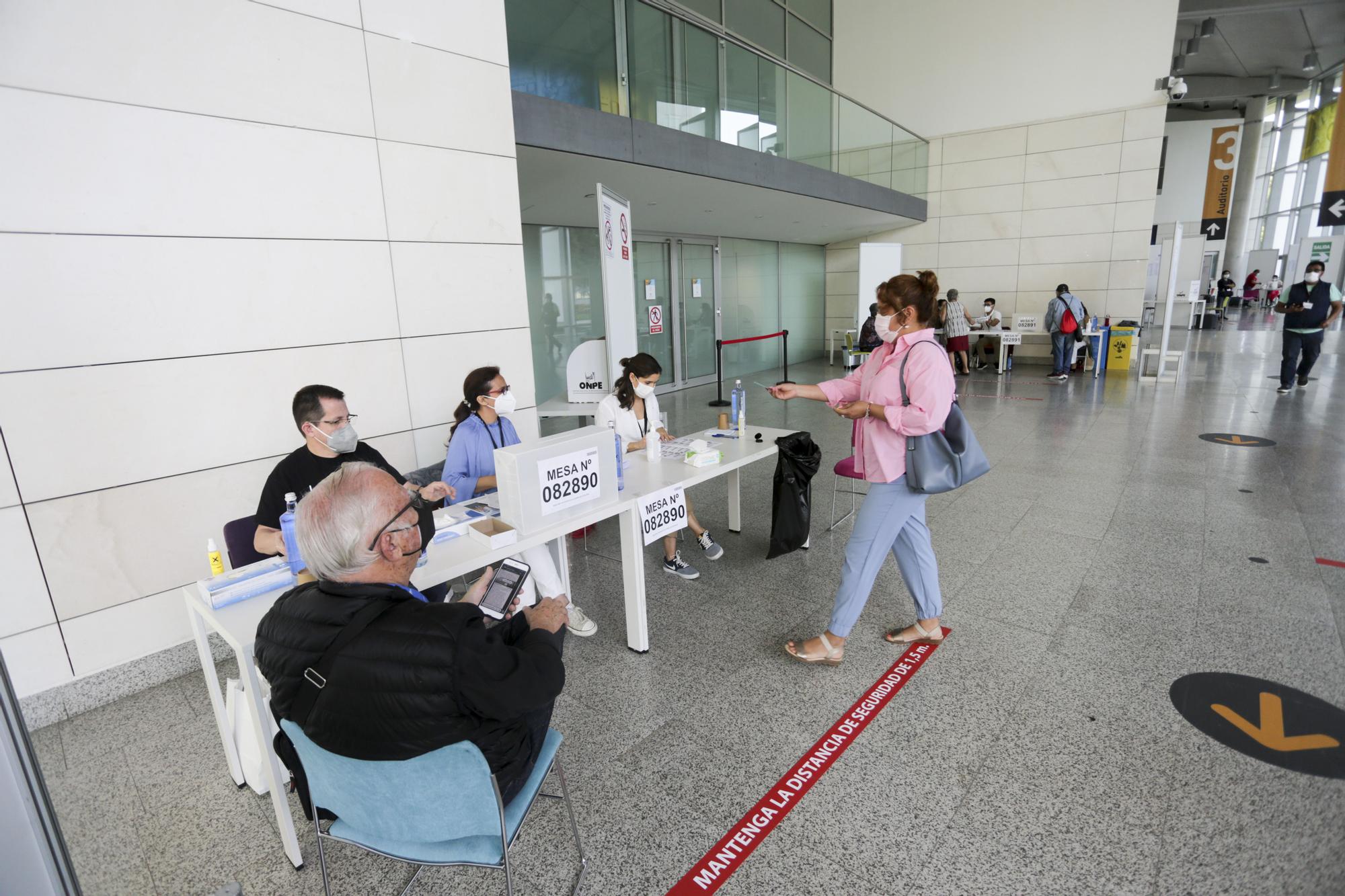 Los ciudadanos peruanos residentes en la Comunitat votan en la segunda vuelta de las Elecciones Generales 2021