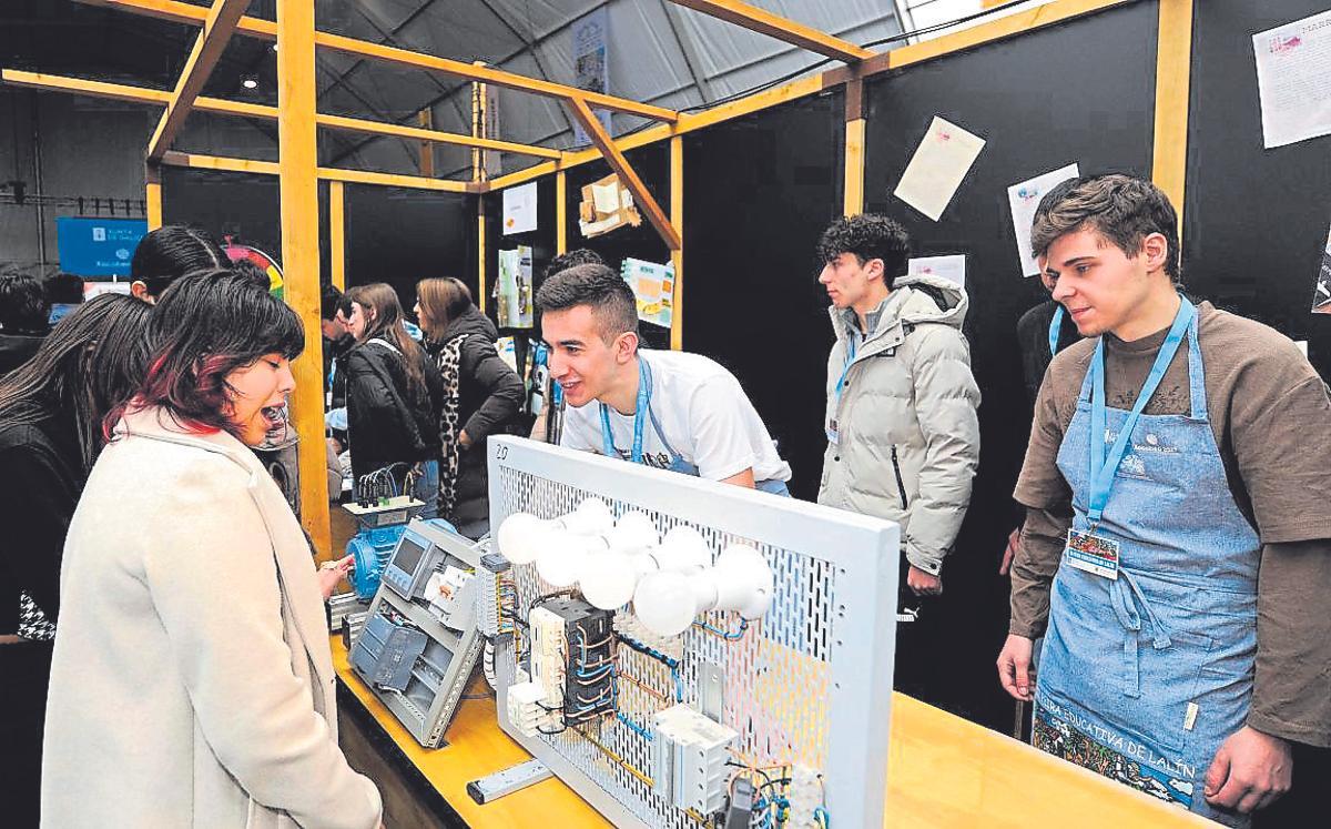 Tres estudiantes demuestran cómo funciona un motor monofásico.