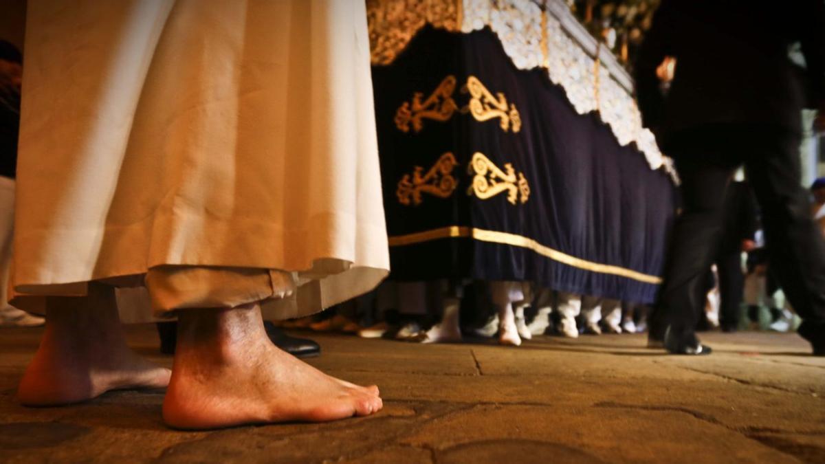 Procesionar descalzo es una práctica lesiva que puede ocasionar incluso fracturas.