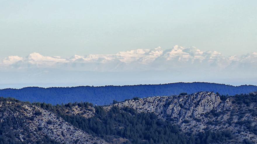 La impresionante imagen de los Pirineos captada desde Castellón: &quot;Lo vi de casualidad y tomé las fotos con el móvil&quot;