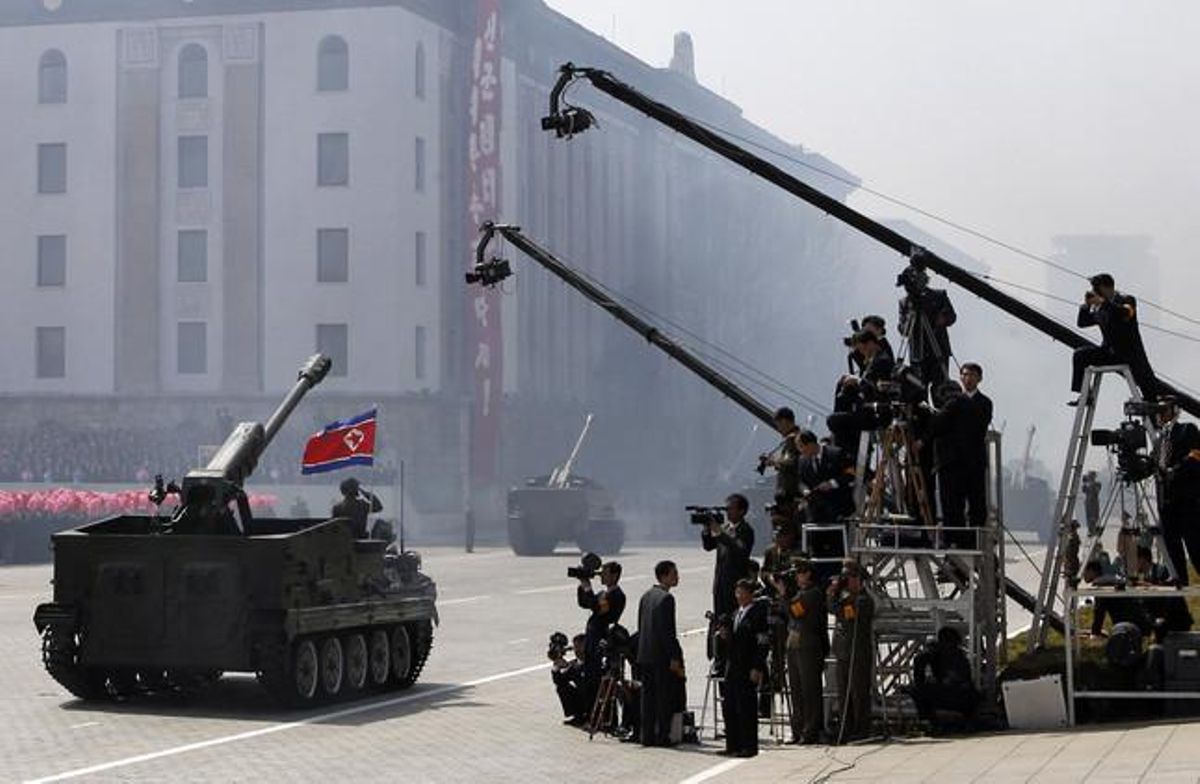 Exhibició de l’artilleria de Corea del Nord als periodistes coreans durant la desfilada militar en commemoració dels 100 anys del naixement del fundador del país.