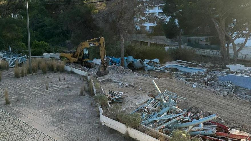 Sant Joan derriba el parque acuático de Portinatx para crear una gran zona verde y de ocio