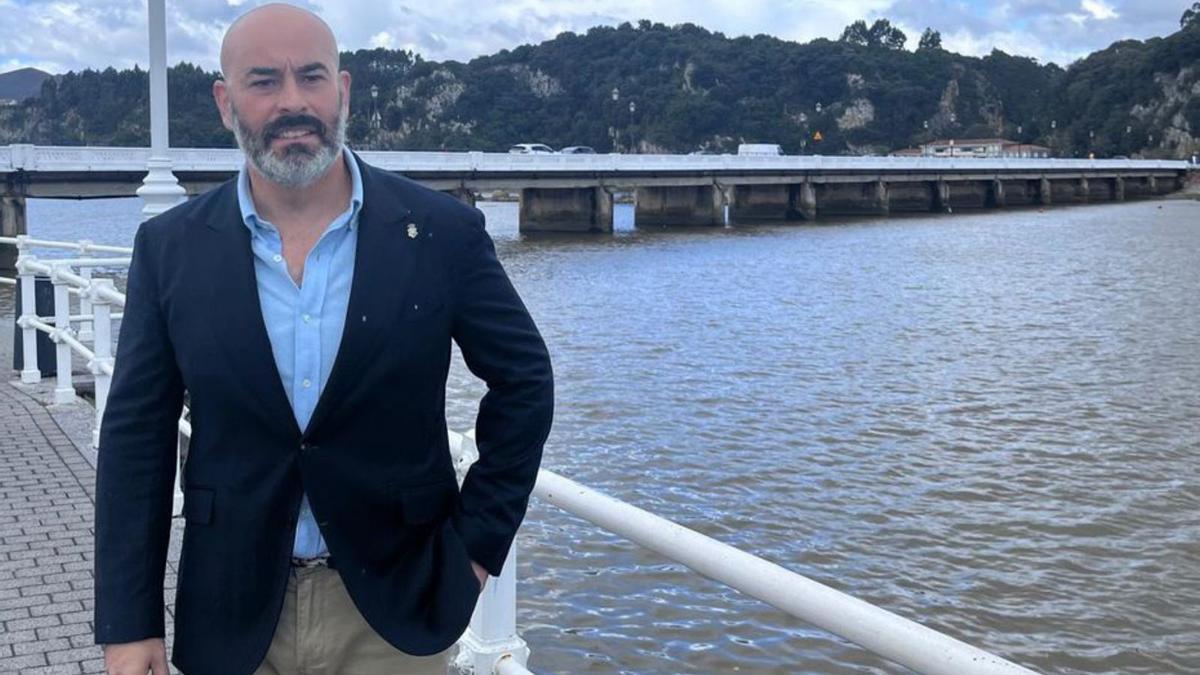 Paulo García, con el puente de Ribadesella al fondo.