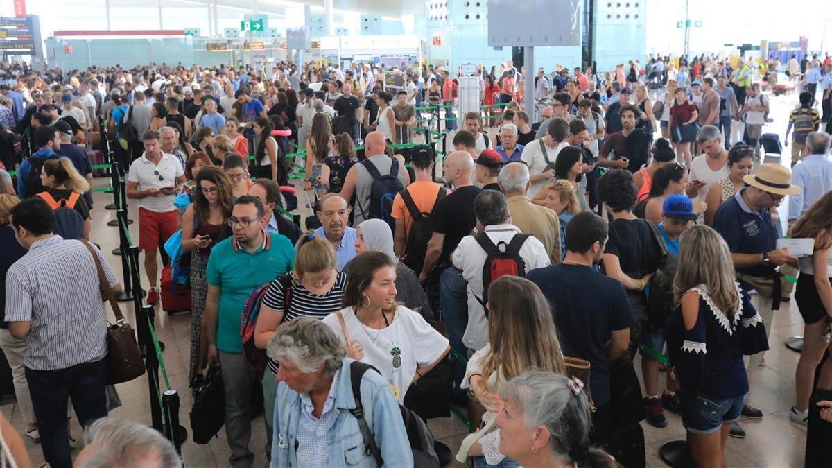 Colas para pasar el control de seguridad en la T1 del aeropuerto de El Prat.