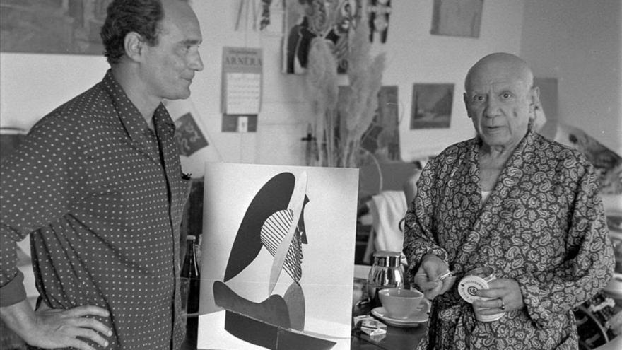 Una fotografía de Pablo Picasso con Roberto Otero.