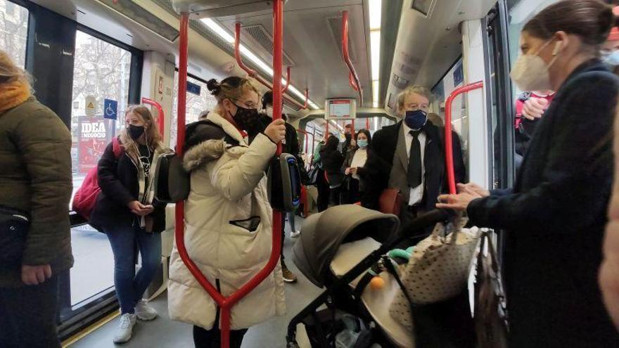 Los trabajadores del bus y el tranvía de Zaragoza convocan una manifestación conjunta