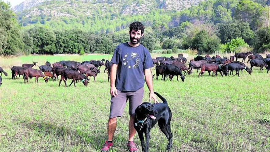 Nicolau Cerdá mit seinem Hund. | FOTO: NELE BENDGENS