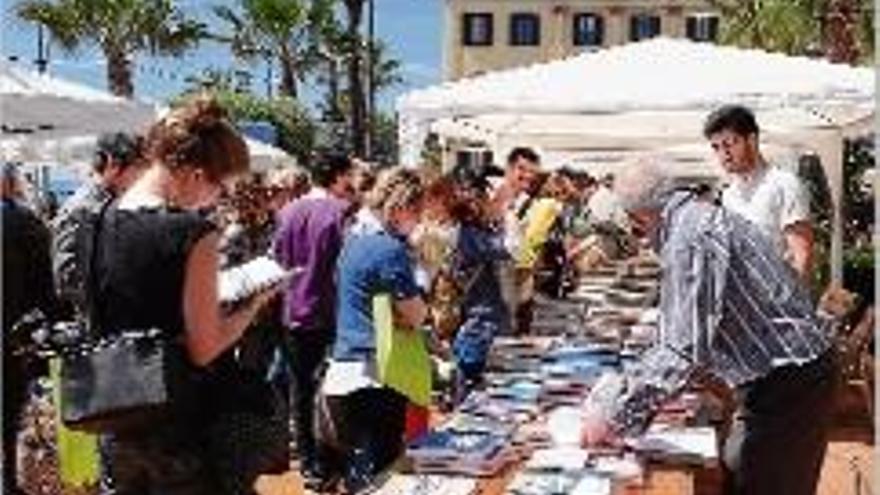 Lloret de Mar celebra la 36a edició de la Fira del llibre i la rosa
