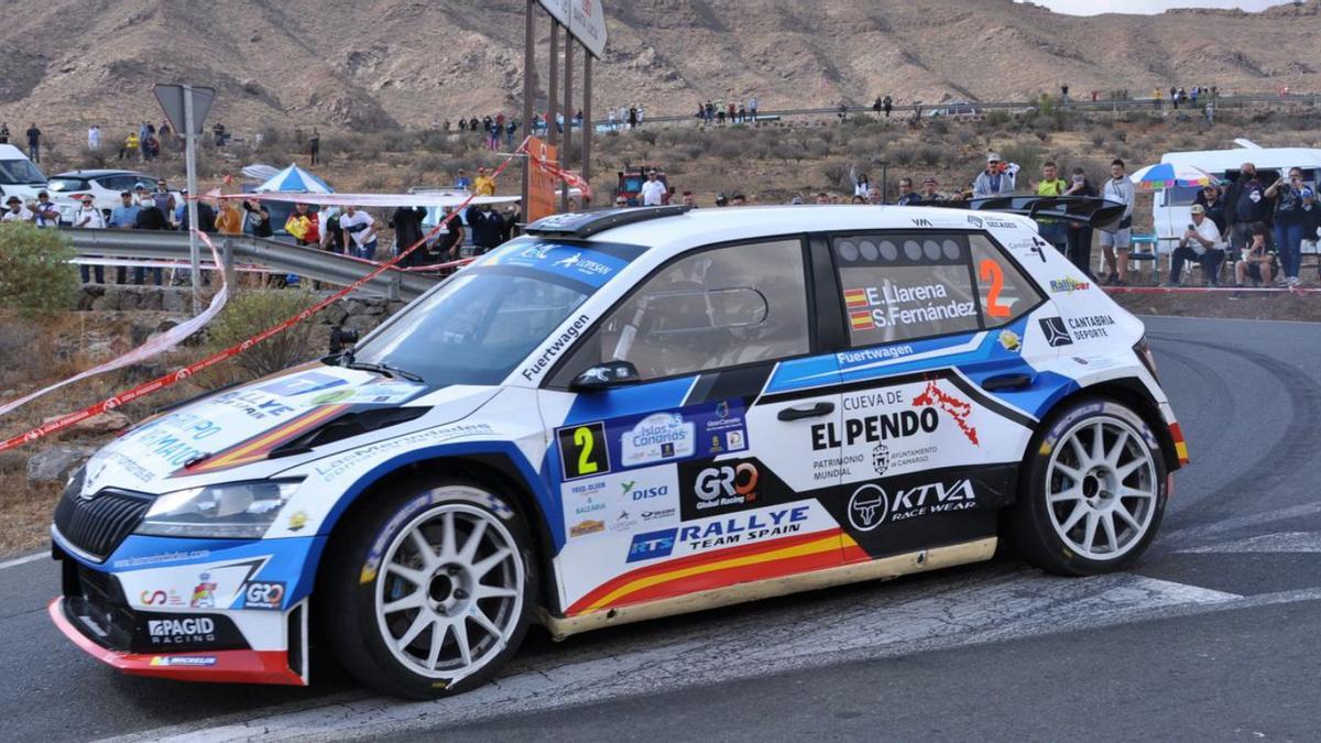 Efrén Llarena y Sara Fernández (Skoda Fabia Rally2), segundos, a su paso por el cruce de Los Cuchillos. | | MOTORACTUALIDAD.COM