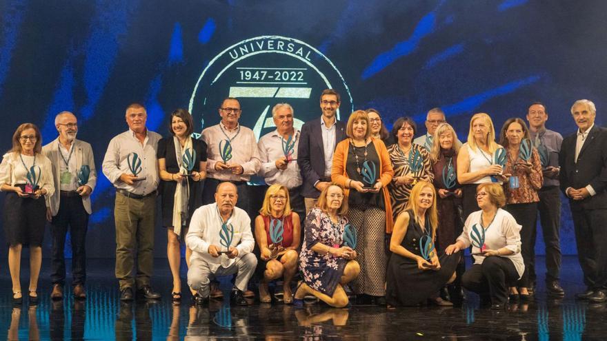 Foto de familia de los empleados de larga trayectoria de la cadena hotelera Universal. |