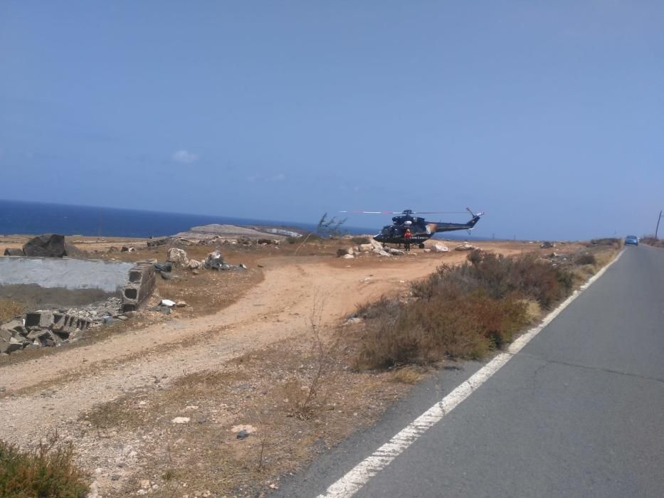 Rescatan a un hombre en helicóptero en la costa de Telde