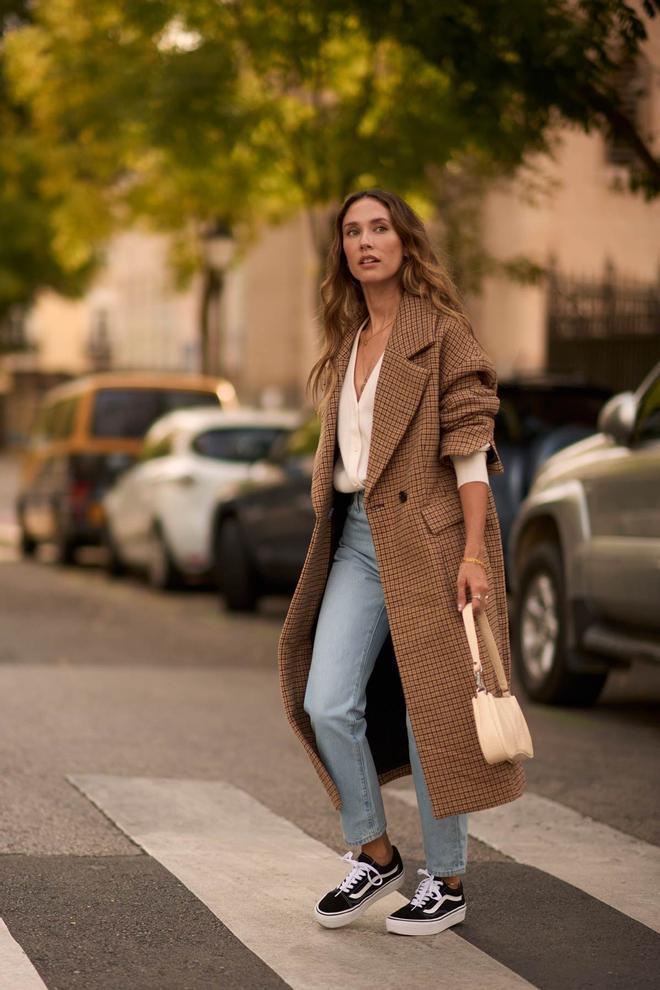 El look de Grace Villarreal con vaqueros Levi's 501, jersey de Lacoste, abrigo de Minus, bolso de JW Pei y zapatillas Vans