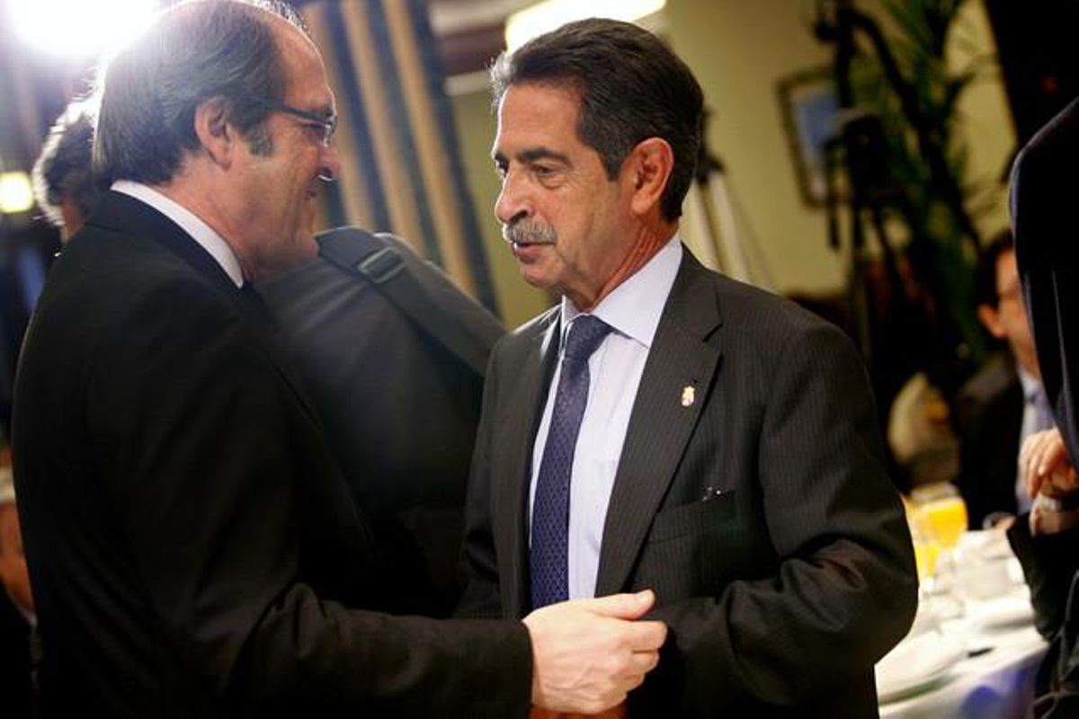 El ministre d’Educació, Ángel Gabilondo, al costat del president de Cantàbria, Miguel Ángel Revilla, el 21 de febrer, durant un esmorzar d’Europa Press. El ministre d’Educació, Ángel Gabilondo, al costat del president de Cantàbria, Miguel Ángel Revilla, el 21 de febrer, durant un esmorzar d’Europa Press.