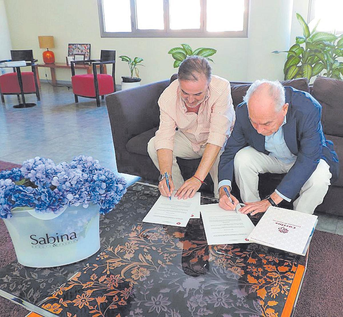Gilberto Castillo, CEO de Grupo Sabina y Gonzalo Marrero Rodríguez, Director de Cáritas Diocesana de Canarias renovando el acuerdo de colaboración.