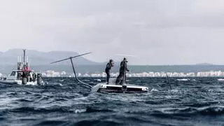 El Ineos Britannia de Copa América sufre un espectacular vuelco en la bahía de Palma e incendia sus baterías de litio