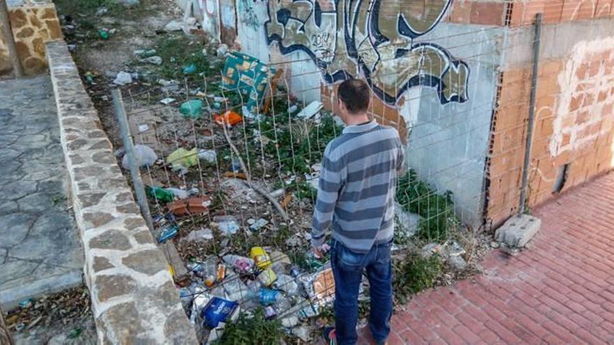 Suciedad acumulada en una zona del parque del Calvario de Santa Pola.