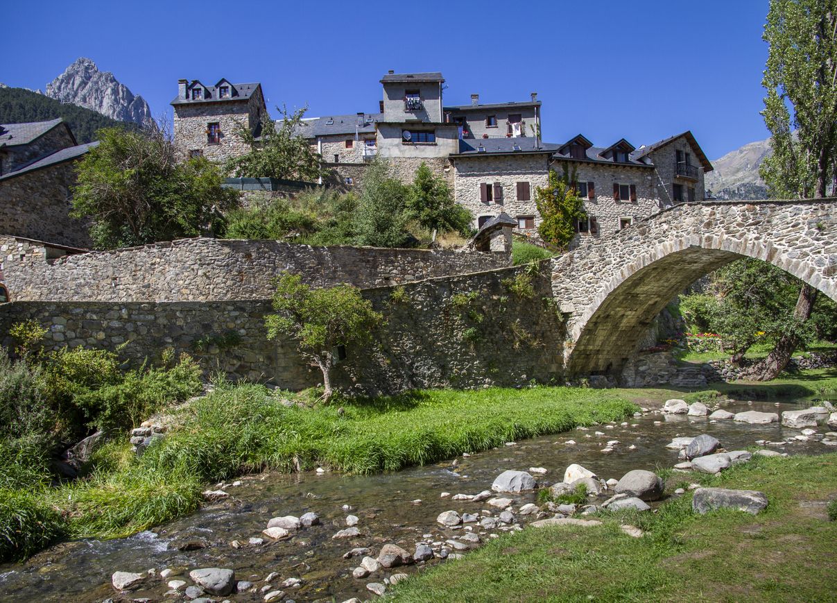 El cercano pueblo de Sallent de Gállego