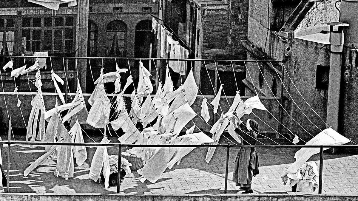 Exposición ’Barcelona fotògrafes’ en El Born. En la foto, ’Terrat del carrer d’en Carabassa’ (1966).