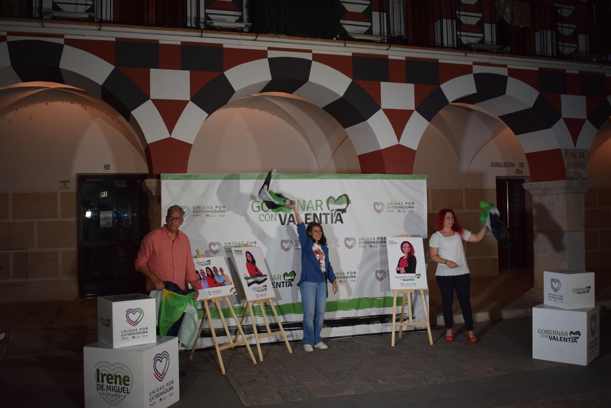 FOTOGALERÍA | Así fue la 'pegada' de carteles en Extremadura