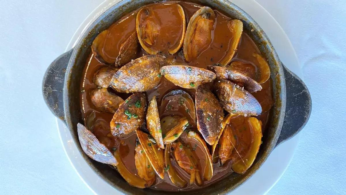 Almejas a la marinera del restaurante El Far (Llafranc). / Ferran Imedio