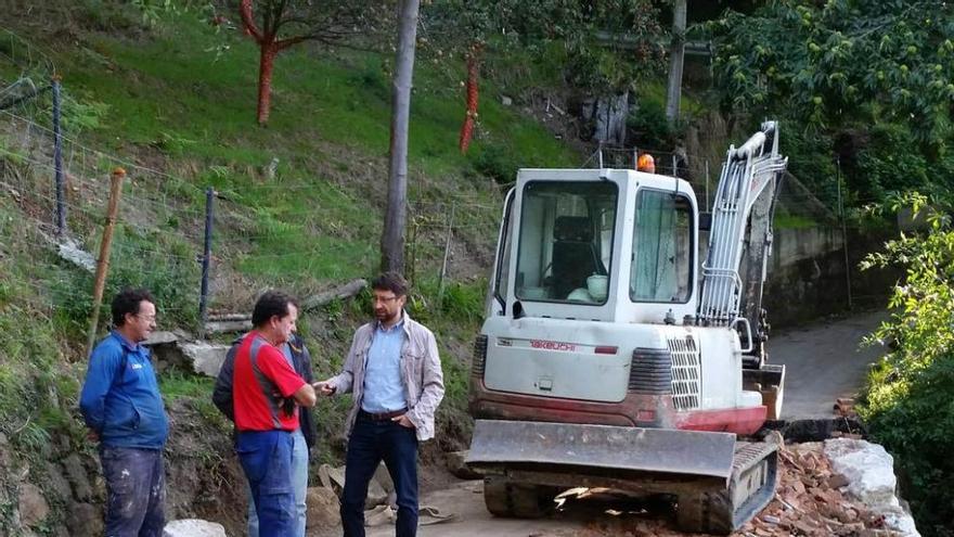 El alcalde, Enrique Fernández (a la derecha), en la obra con los trabajadores.