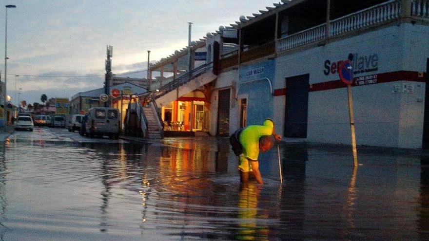 Operarios de Agamed abren  tapas de registro del alcantarillado en una calle del polígono Casagrande esta mañana para achicar el agua acumulada/D. Pamies