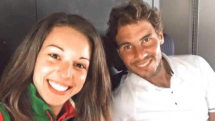 La gimnasta lusa Filipa Martins publicó en su Facebook una foto con Nadal en el avión que les llevaba a Río.