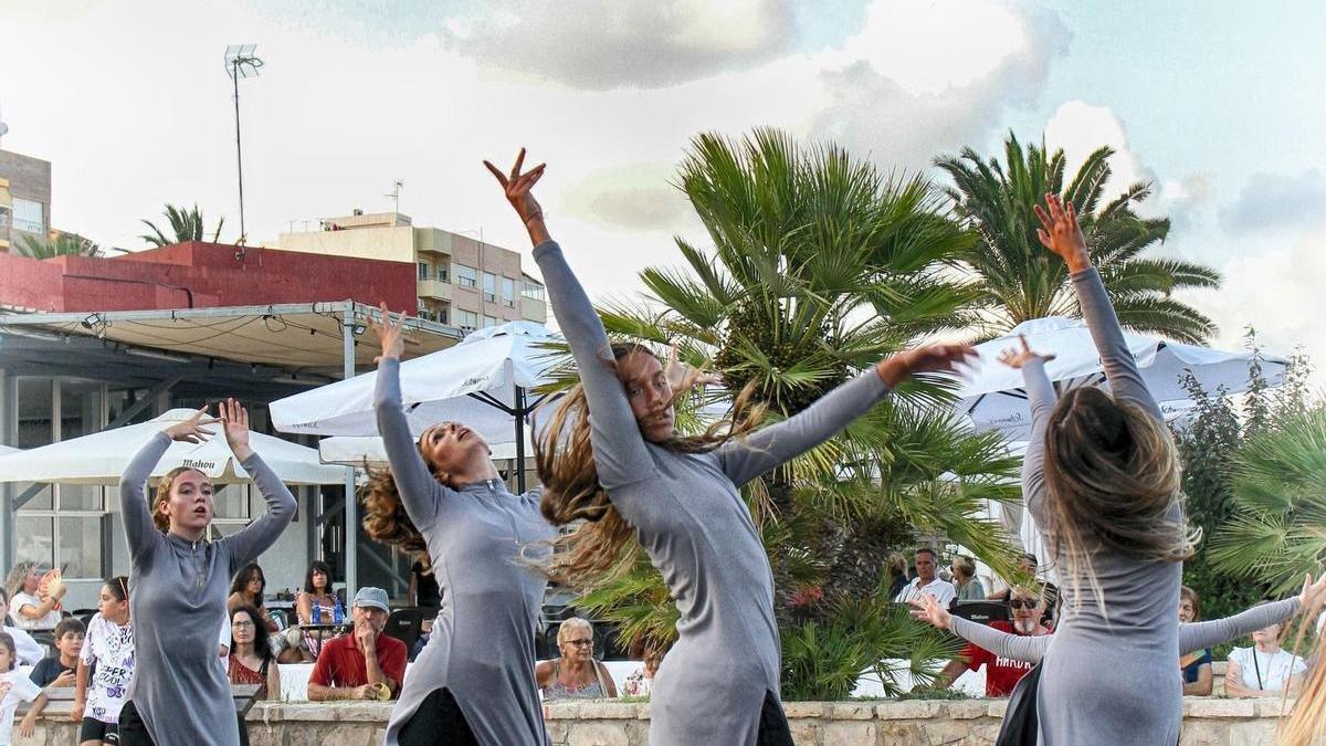 Actuación del festival de danza en la plaza de la Concordia.