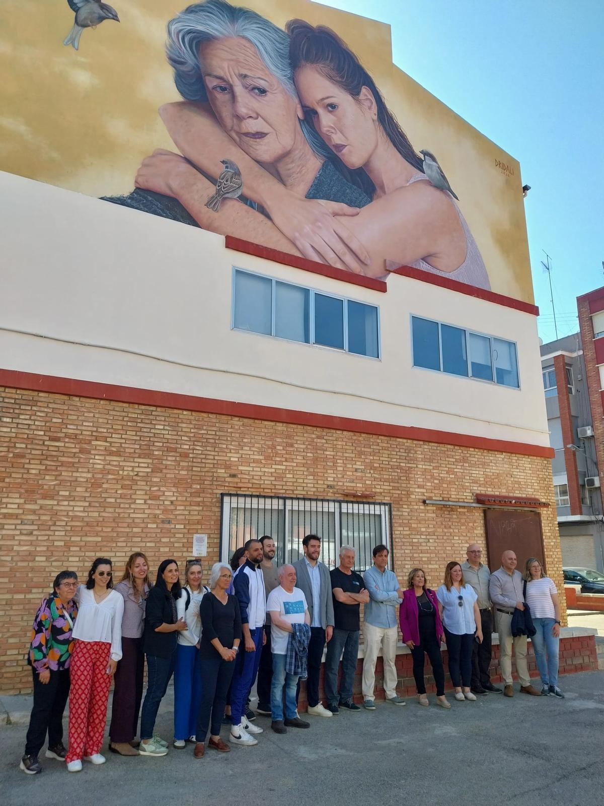Asistentes a la presentación del mural feminista realizado en la Escola d'Adults Enric Valor.