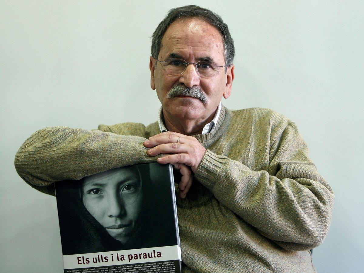El fotógrafo Juan Guerrero en la presentación en Barcelona del libro Els ulls i la paraula, en diciembre del 2006.
