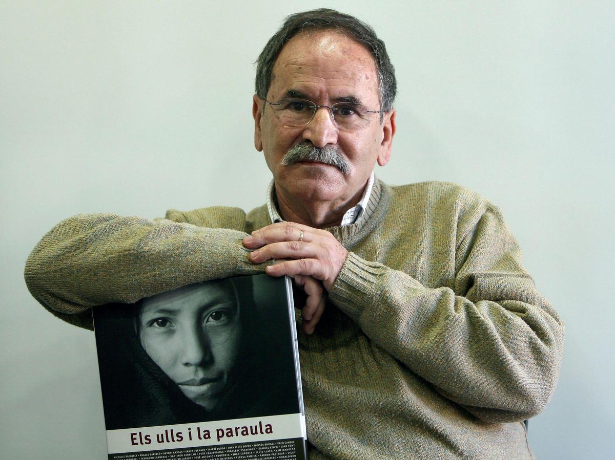 El fotógrafo Juan Guerrero en la presentación en Barcelona del libro "Els ulls i la paraula", en diciembre del 2006.