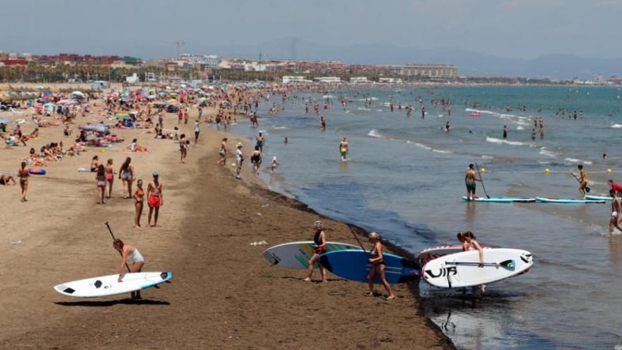 Primer día tras el estado de alarma: playas, centros comerciales y vuelos en Manises